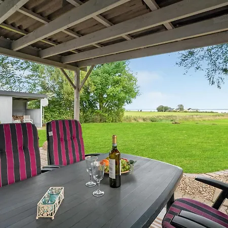 1 Bedroom Beautiful In רוסלב