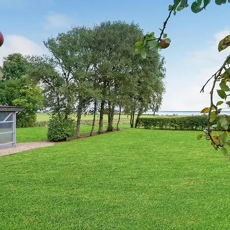 1 Bedroom Beautiful In בית נופש